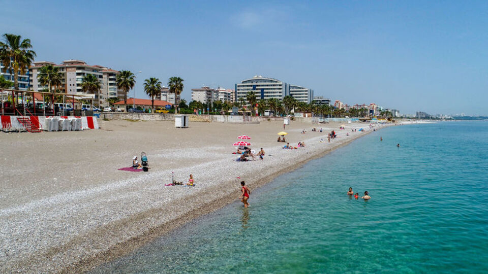 Türkiye güneşli ve sıcak; gece sağanak geliyor