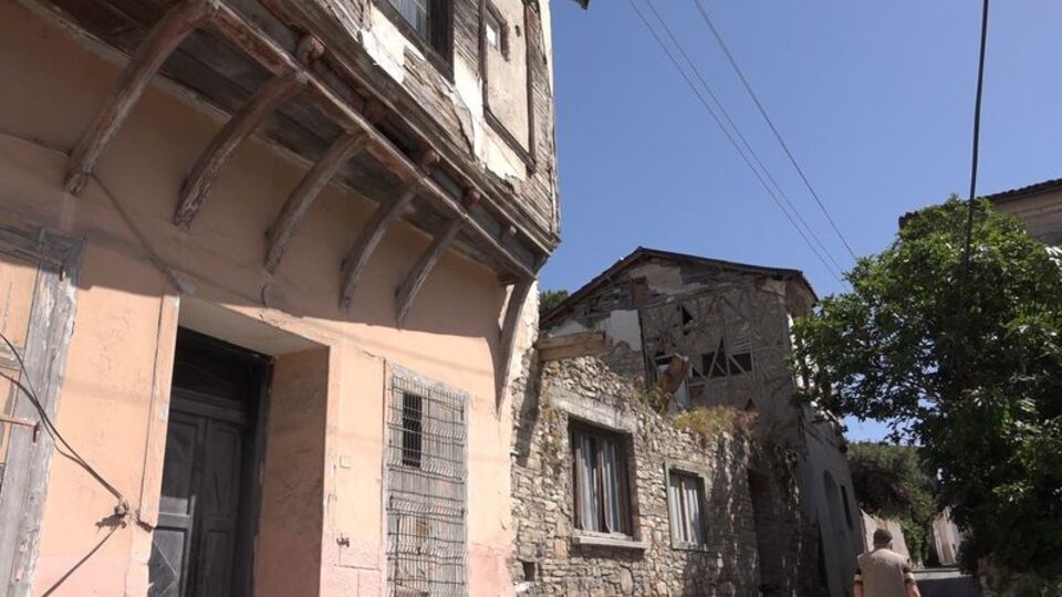 Şaşkına çeviren olay! Ahşap evin ikinci katını çaldılar!