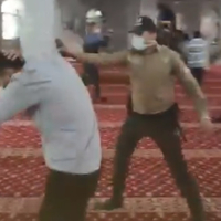 Camide gaz sıkan bekçi açığa alındı