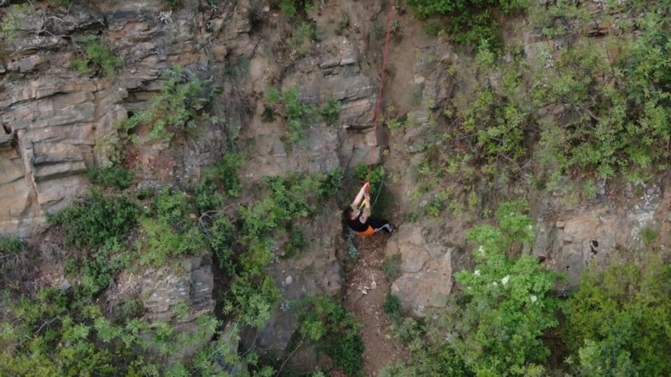 Polisten kaçarken kayalıkta mahsur kalan genç kurtarıldı