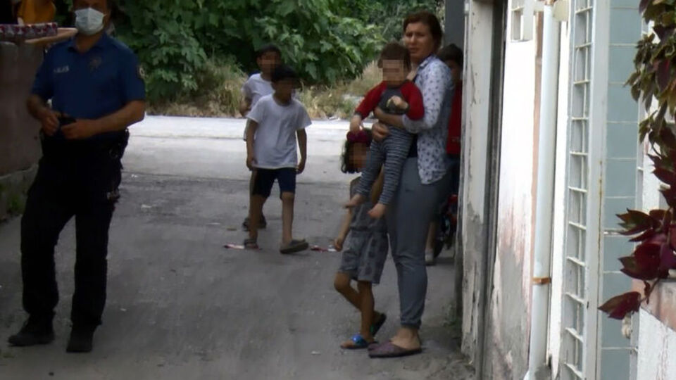 Komşular polisi aradı! Anne şiddeti!