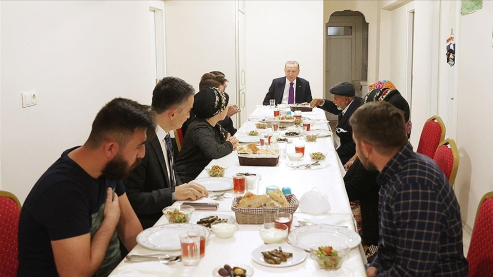 Cumhurbaşkanı Erdoğan bir aileye iftarda konuk oldu