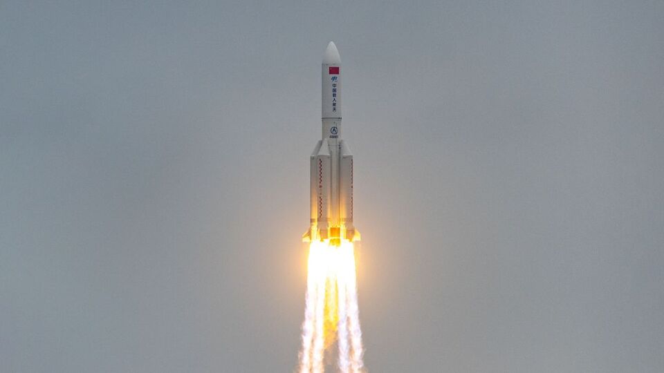 Çin'in uzaya fırlattığı roket kontrolden çıktı: Dünyaya düşebilir!