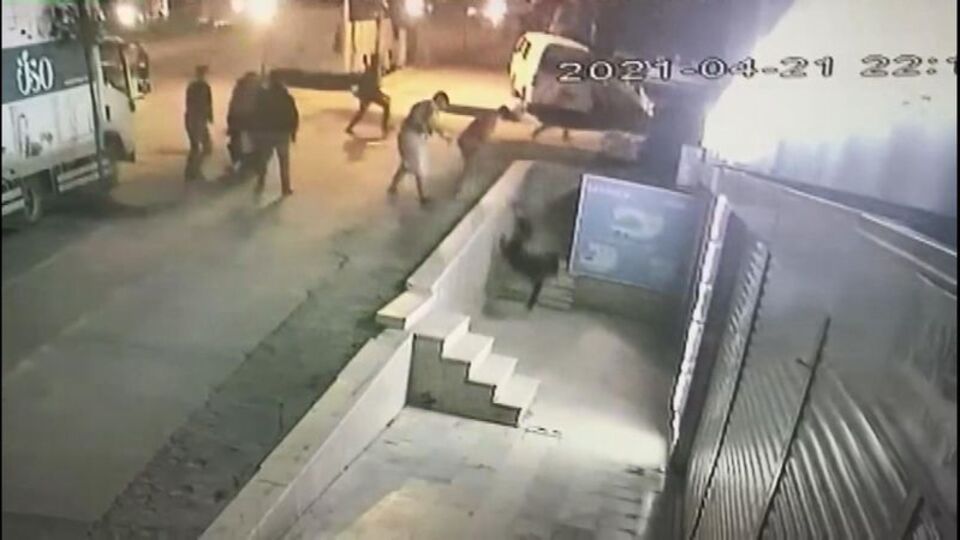 Sırtından bıçaklayıp, 2 metreden aşağı attı