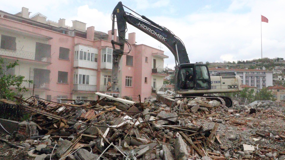 Açelya'nın ardından 7 bina daha yıkıldı