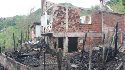 6 kardeşin evleri yıldırım düşmesi sonucu yanmış