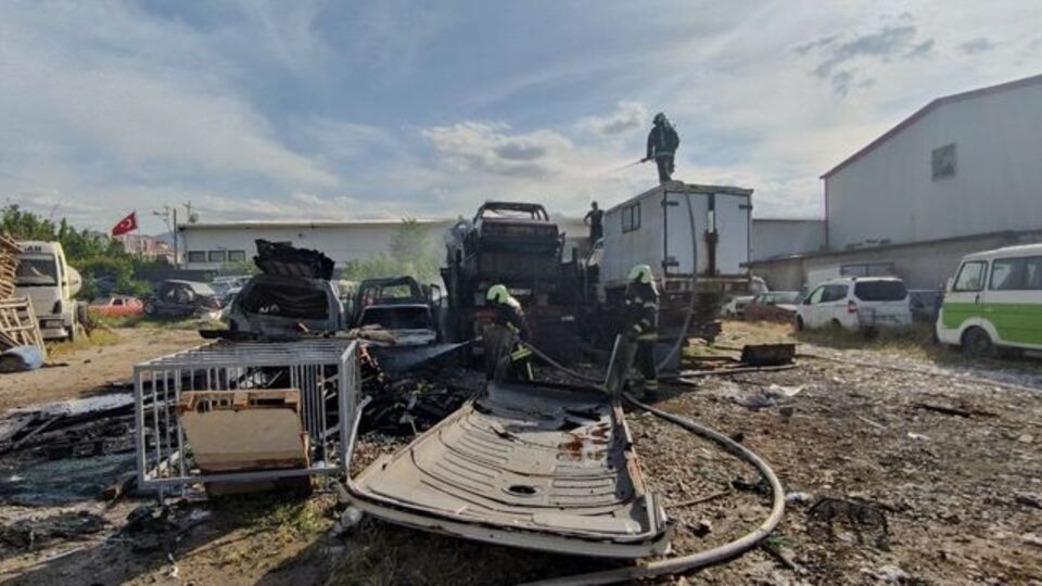 Otapark yangınında 9 araç hurdaya döndü