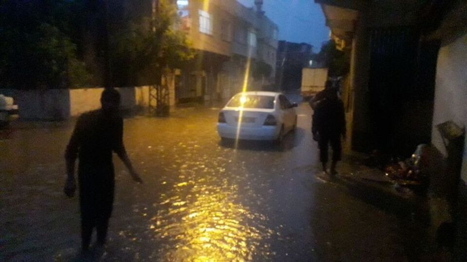 Adana'da bazı evleri su bastı