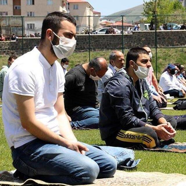 Bursa Cuma namazı saati kaçta?