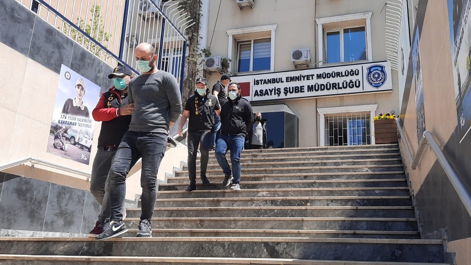 Ugandalıları Ugandalı soydu!