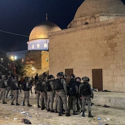 İsrail polisi Mescid-i Aksa’da ses bombalarıyla cemaate saldırdı!