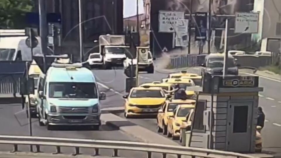 11 aracın karıştığı kaza kamerada