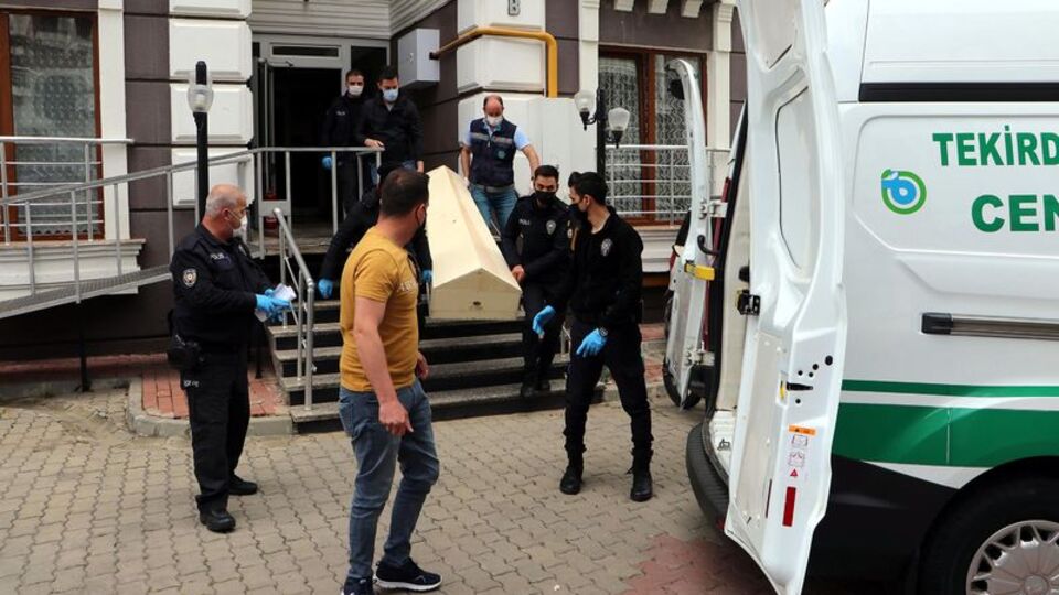 Doktor baba ile 11 yaşındaki kızı evlerinde ölü bulundu