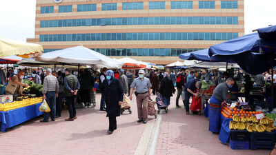Diliyle parmaklarını ıslatıp poşetleri açınca!