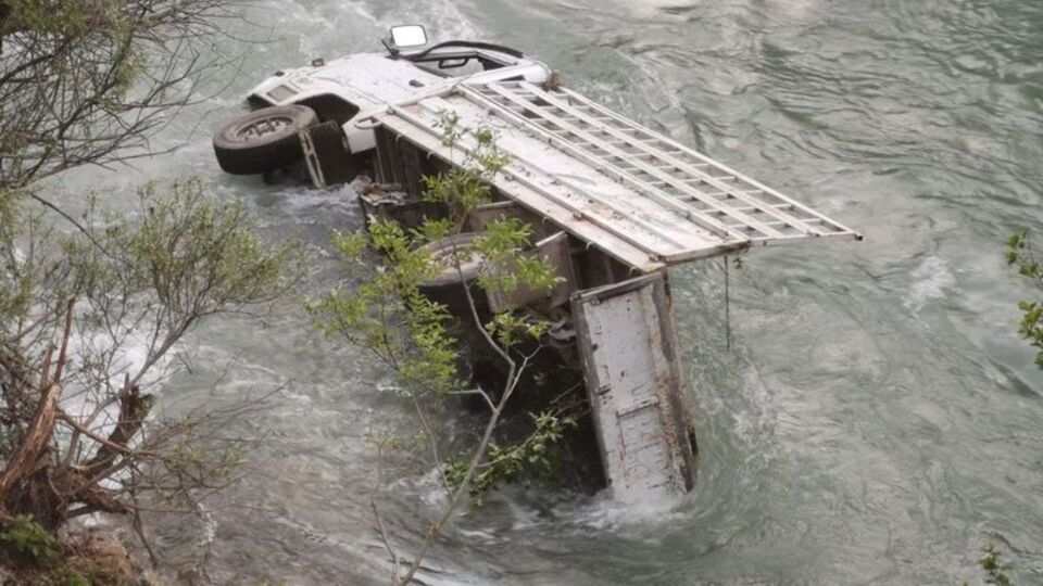 Kamyonet Munzur Çayı'na uçtu!