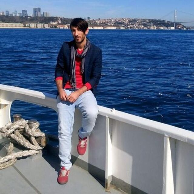 Evinde boynundan asılı halde bulundu