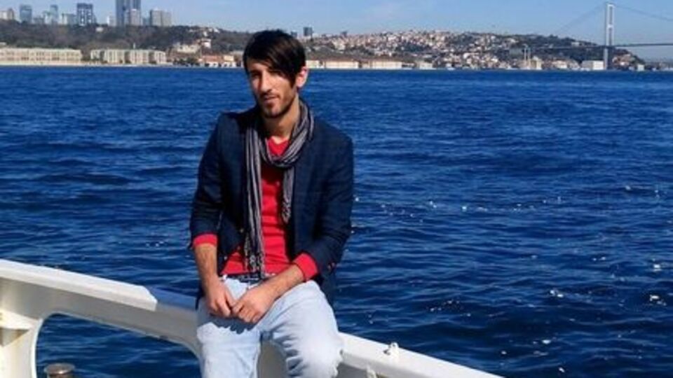 Evinde boynundan asılı halde bulundu