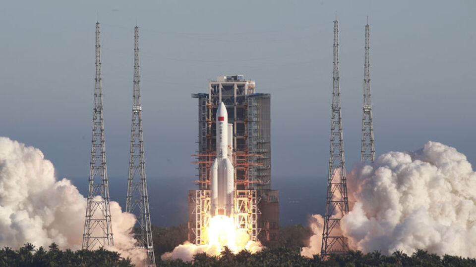 Çin'in kontrolden çıkan roketi düştü!