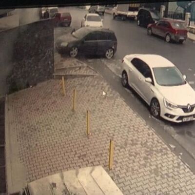Otomobil yokuş aşağı kaydı! İnsanlar saniyelerle kurtuldu