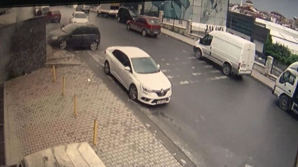 Otomobil yokuş aşağı kaydı! İnsanlar saniyelerle kurtuldu
