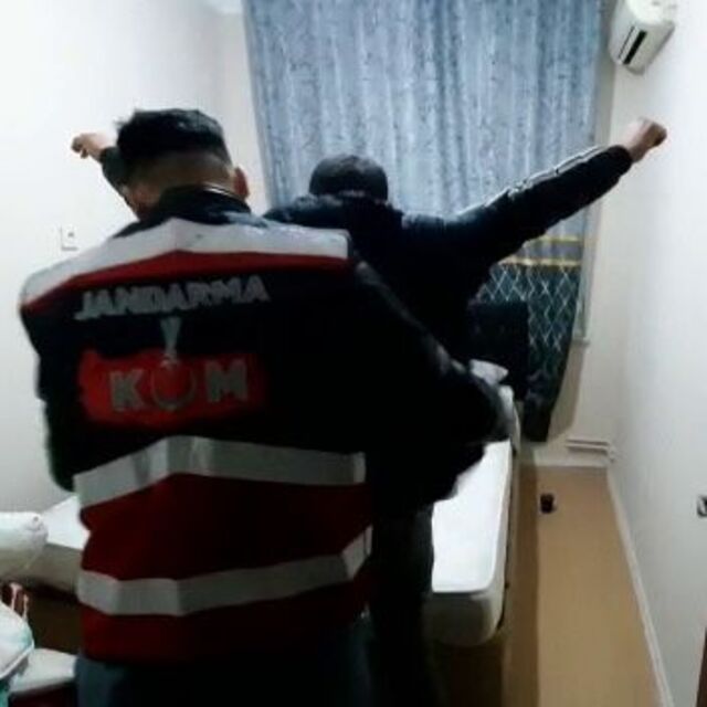 Jandarma yakaladı, her yerden uyuşturucu çıktı