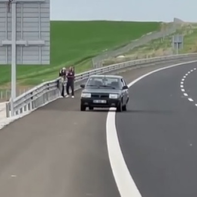 Otoyol kenarında kadına şiddet!