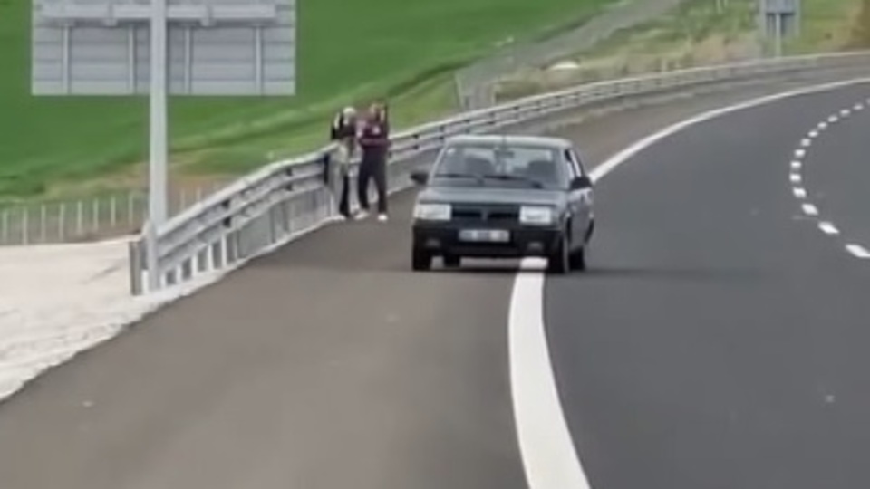 Otoyol kenarında kadına şiddet!