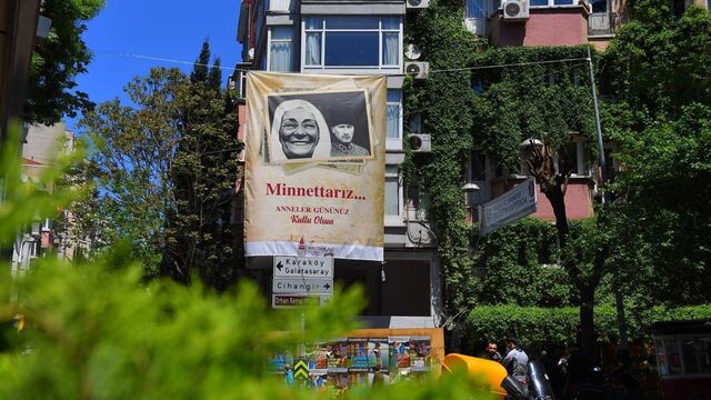 Beyoğlu Belediyesi Anneler Günü'nde sokaklara şehit annelerinin fotoğraflarını astı