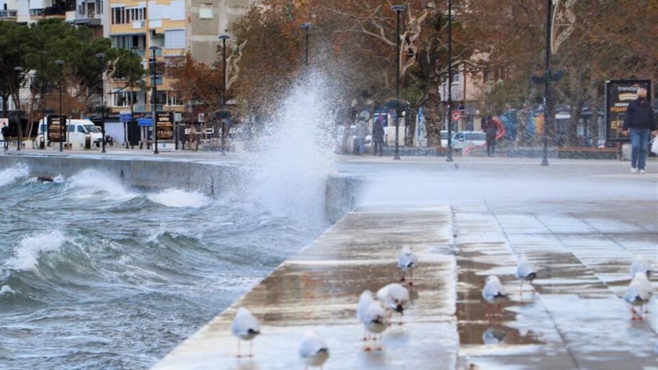 Doğuda sağanak, batıda poyraz var
