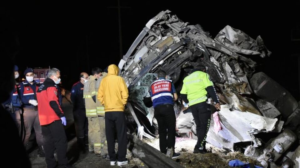 Kontrolden çıkan TIR bariyerlere çarptı: 2 ölü