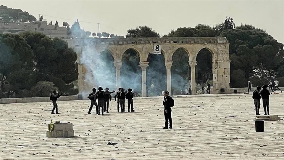 İsrail polisi, nöbet tutan Filistinlilere saldırdı!