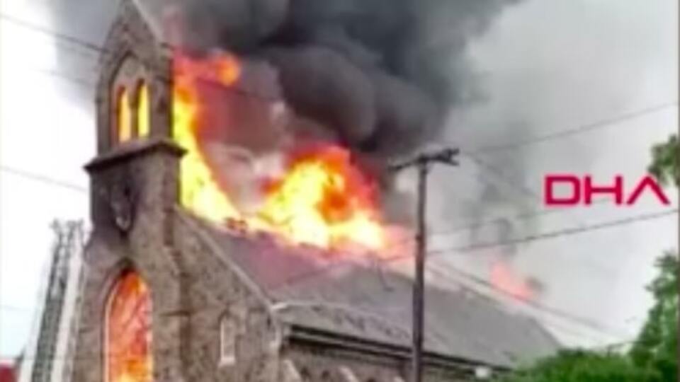 ABD'de tarihi Katolik kilisesinde yangın!