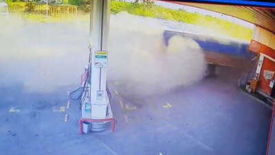 Kameraya yansıdı! Tır benzinliğe girdi!