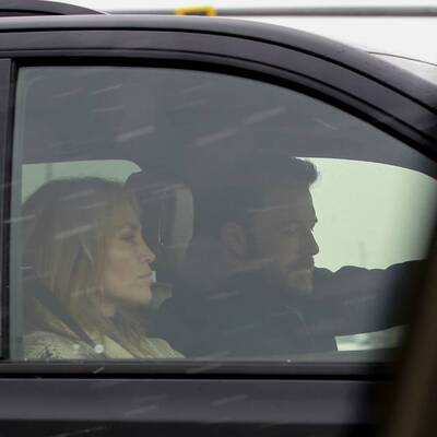 Yüzüğü attı, eski sevgilisine koştu