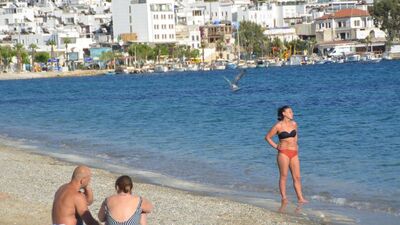 Sahiller turistlere kaldı