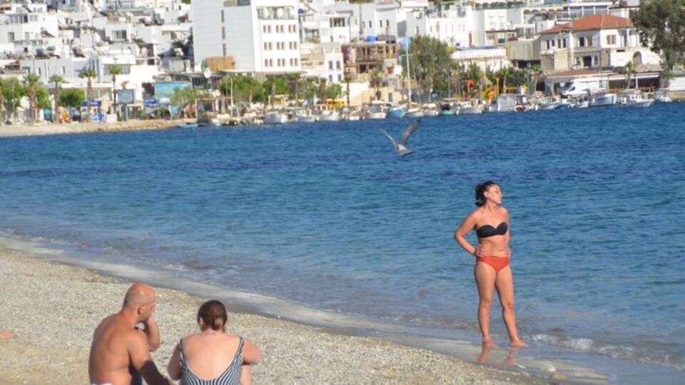 Sahiller turistlere kaldı