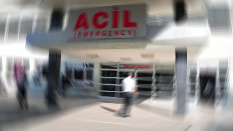 Kızlarına arkadaşlık teklif edince işkence ettiler!