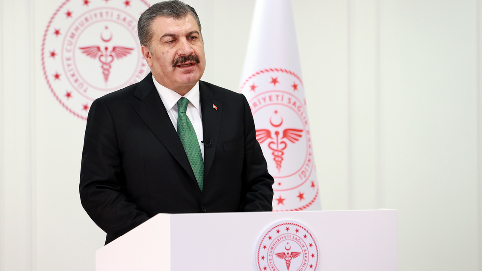 Bakan Koca: Sağlık çalışanlarının eşleri de aşılanacak