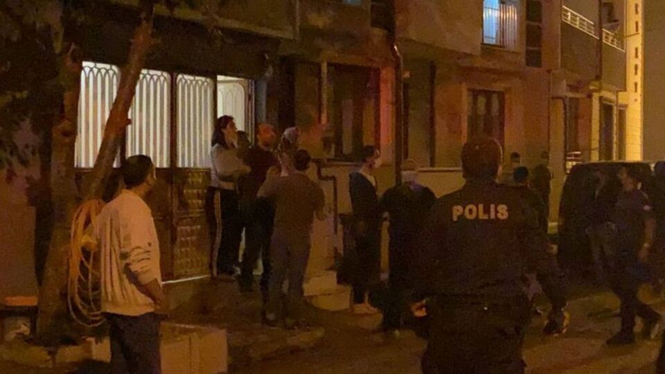 Kısıtlamayı ihlal ettiler, uyaran polislere saldırdılar