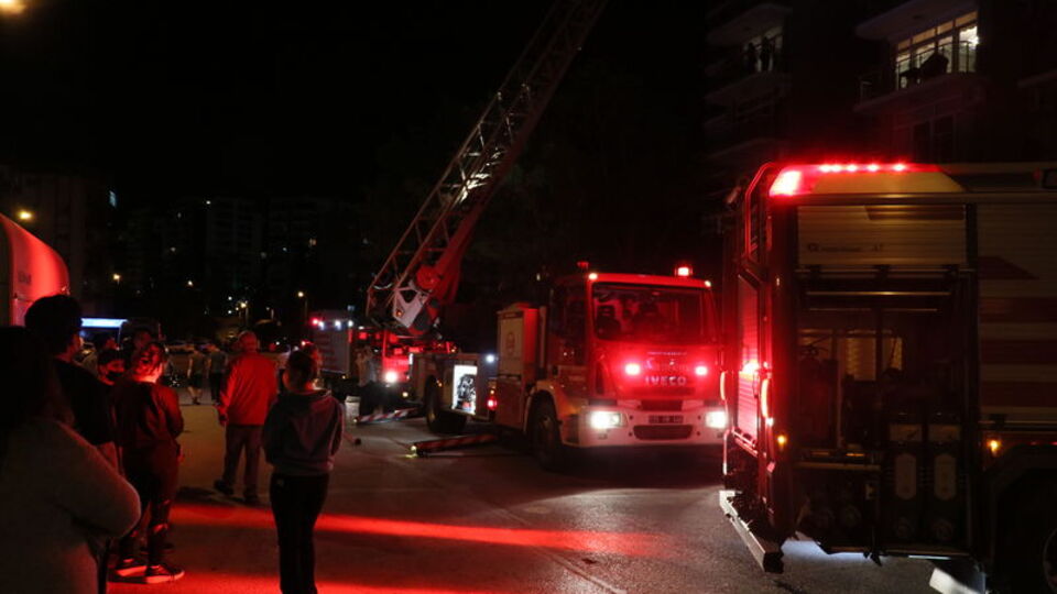 İzmir'de 16 katlı sitede yangın paniği