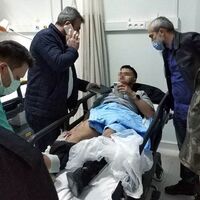 Tüfekle ateş etmek için çıktığı çatıda vuruldu