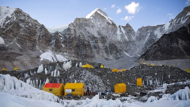 Everest'e tırmanan 2 dağcı öldü