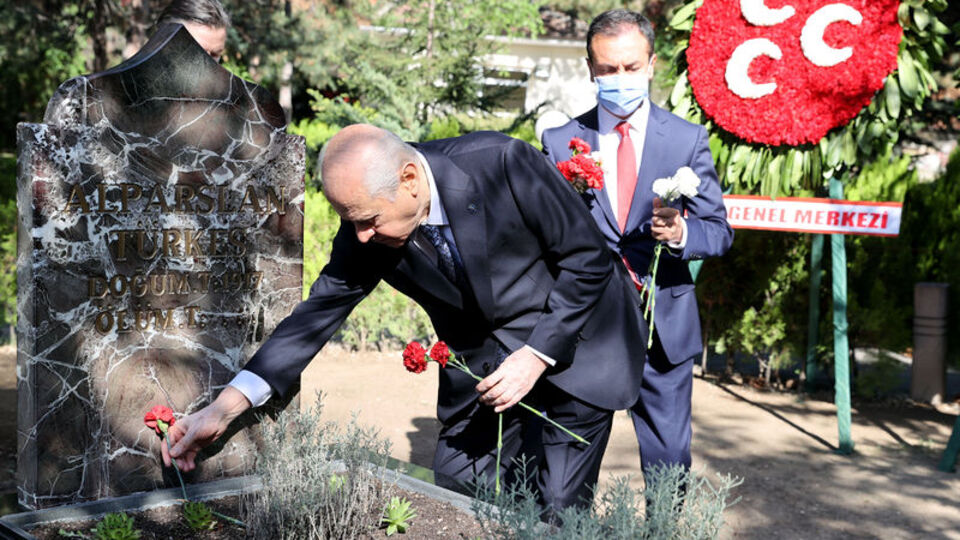 Bahçeli Türkeş'in kabrini ziyaret etti