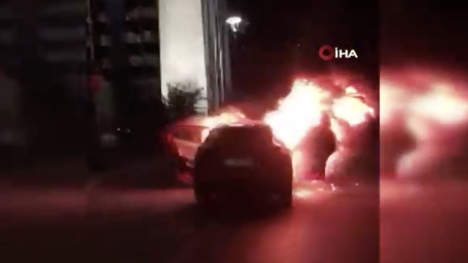 İsrail'i protesto etmek için araçlarını yaktılar