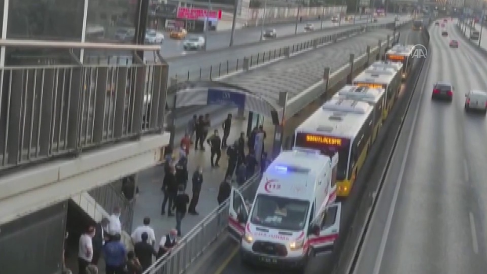 Metrobüste sıcak dakikalar