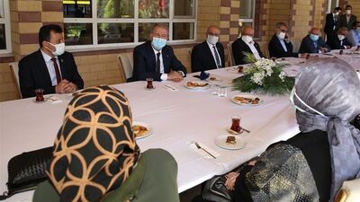 Bakan Akar şehit aileleri ile bayramlaştı