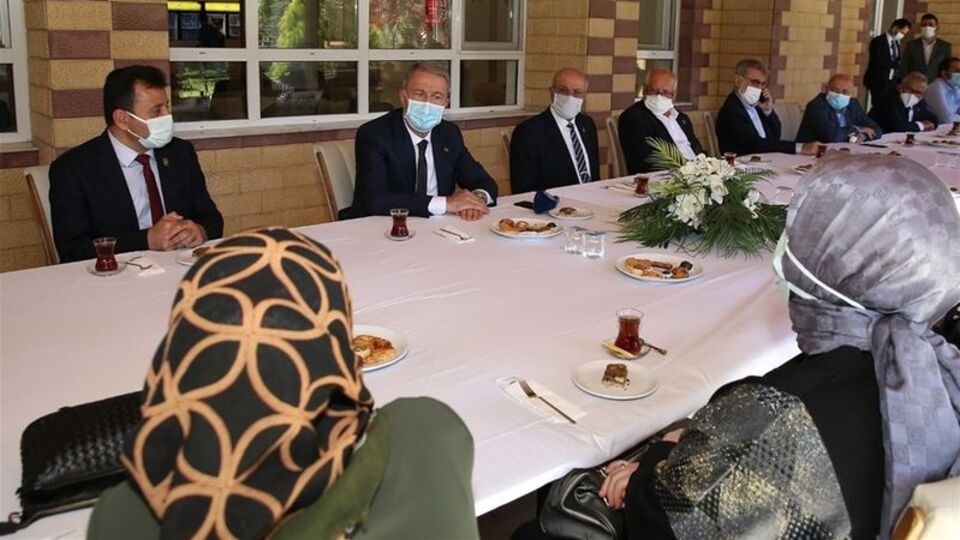 Bakan Akar şehit aileleri ile bayramlaştı