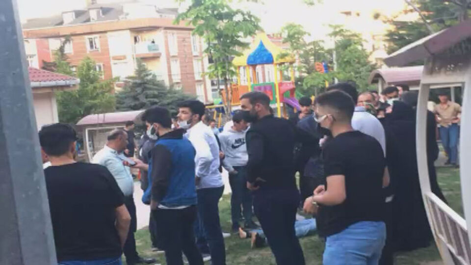 Parkta bıçaklanan genç hayatını kaybetti