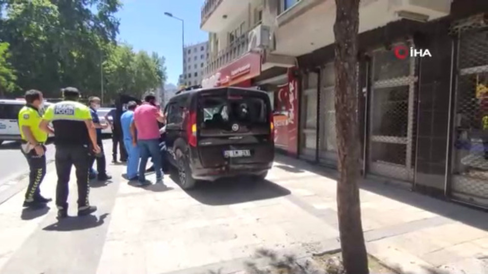 Park halindeyken hareket etti, yayayı ezdi