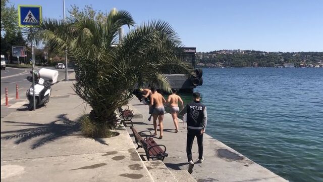 Polisi görünce giyinemeden kaçtılar!